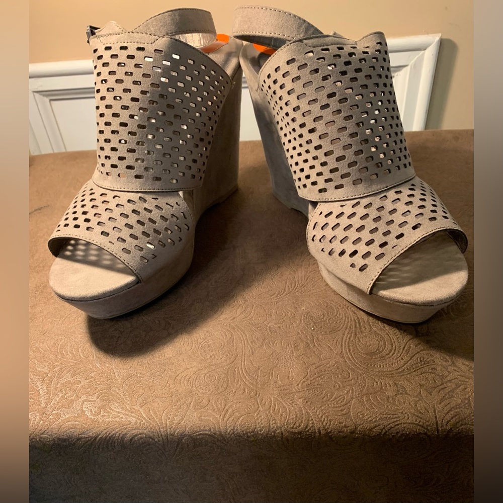 Women “Kruise” Platform Shoe by Madden Girl Size: 9 1/2 Med. Color: Taupe. New!